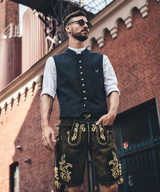 Oktoberfest Outfit-Trend für IHN: Streetwear Lederhosen Look