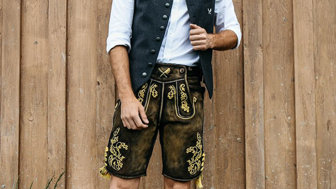 Oktoberfest Outfit-Trend für IHN: Streetwear Lederhosen Look