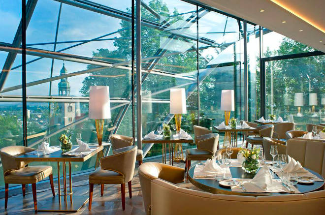 Eine spektakuläre Glaskonstruktion überspannt das neue Restaurant 'The Glass Garden'. 