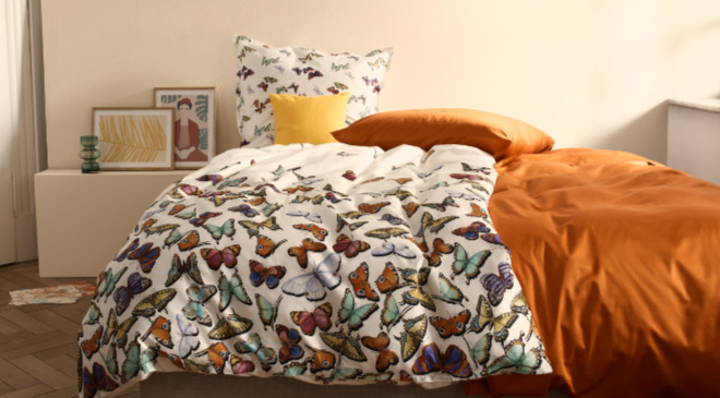 Neuer Bettwäsche-Trend: Zwei Bettdecken auf Bett mit anderer Wäsche