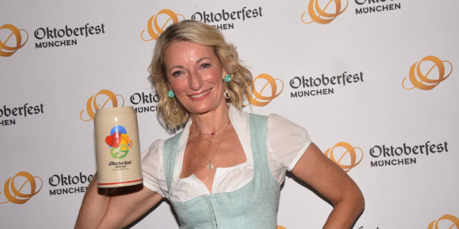 Monika Gruber F Oktoberfest 2023 Nahm Koa Bladl Vor Den Mund