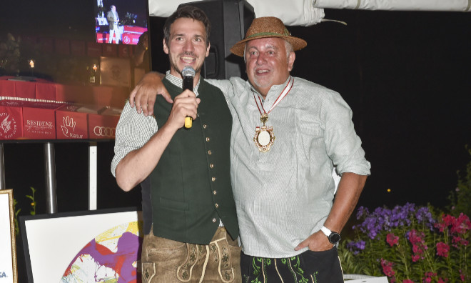 Felix Neureuther mit Robert Lübenoff, der Vize-Präsident vom Golfclub Beuerberg und Vorstand der Felix-Neureuther-Stiftung ist. Fotocredit: BrauerPhotos/G. Nitschke