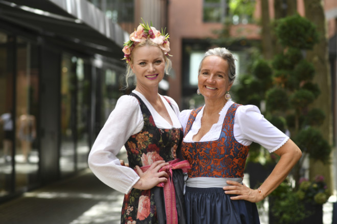 Franziska Knuppe in Sportalm mit Unternehmerin Ulli Ehrlich, welche sich im Sportalm Store bei Lodenfrey in München letzte Woche trafen. Foto: BrauerPhotos / G.Nitschke